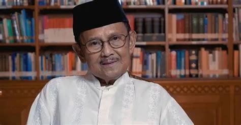 Biografi BJ Habibie: Cerita Tentang Ahli Pesawat Penemu Teori Crack