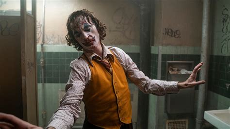 'Joker' director Todd Phillips releases first look of Joaquin Phoenix ...