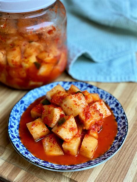 Kkakdugi (Radish Kimchi)