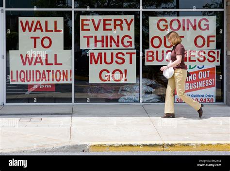 Going out of business and sale signs at a retail store Stock Photo - Alamy