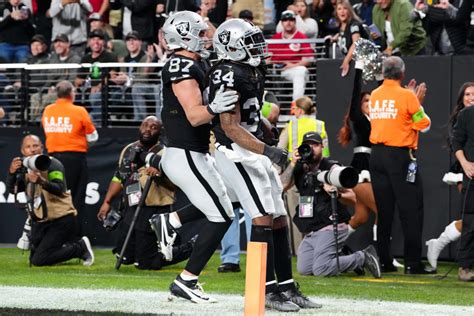 Raiders score franchise record 63 points, blowout Chargers - Yahoo Sports