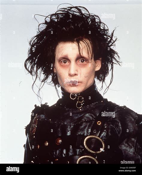 Edward Scissorhands Edward (JOHNNY DEPP) ist das unvollendete Produkt ...