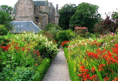 Kellie Castle Gardens, near St Andrews hotels - Great British Gardens