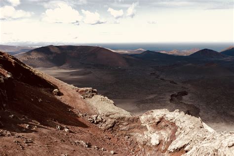 Visita a los volcanes y viñedos de Lanzarote desde Fuerteventura - Tour2b