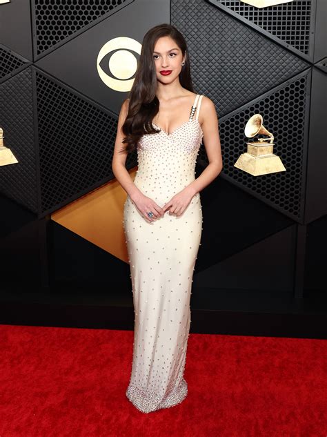 Olivia Rodrigo brilla en los premios Grammy 2024 con un vestido vintage ...