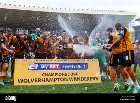 Wolverhampton wanderers players celebrate hi-res stock photography and ...