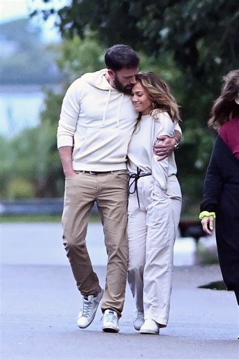 Jennifer Lopez e Ben Affleck passeiam em clima romântico. Confira imagens!