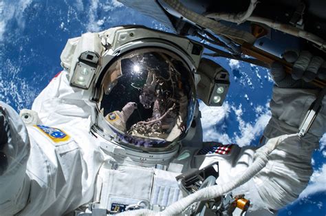 NASA Selfies: conheça app para 'tirar' suas fotos no espaço - Revista ...