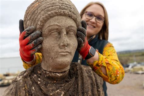 England, Roman statues found in High Speed Rail excavation: extraordinary discovery