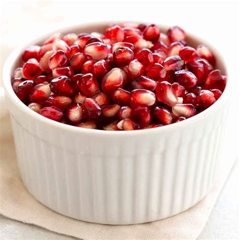 How to Seed a Pomegranate (Step-by-Step) - Jessica Gavin