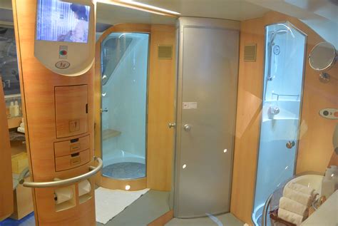 File:Emirates A380 Shower SPA ITB2014.jpg - Wikimedia Commons