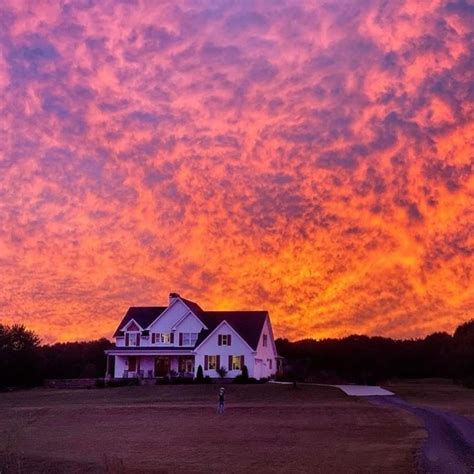 𝓜𝓮𝓰'𝓼 oldfarmhouse | Summer sunset, Sunset pictures, Gorgeous sunset