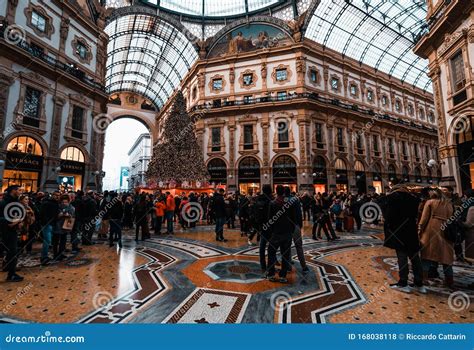 Galleria Vittorio Emanuele II, Christmas Shopping Editorial Stock Photo - Image of milan, milano ...