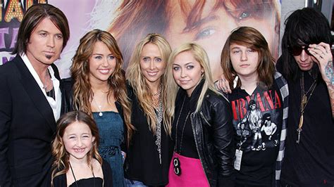 Miley Cyrus’ Five Siblings: Who Are They? – Hollywood Life