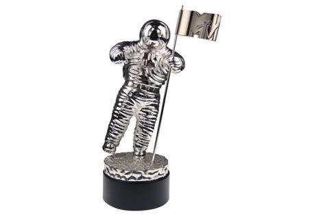 The MTV VMA Moonman Is the Third-Best Trophy of Our Time - SPIN