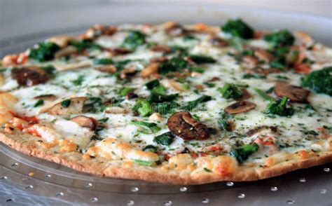 Mushroom Spinach Pizza Stock Images - Image: 6090054