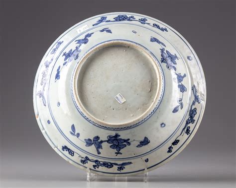 A CHINESE BLUE AND WHITE DISH, CHINA, MING DYNASTY (1368-1644) | OAA