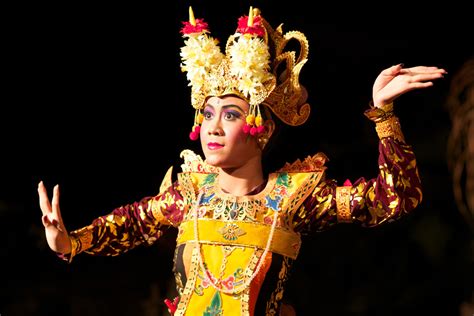 Kesenian Tari: 10 NAMA TARIAN DAN GAMBAR DI INDONESIA