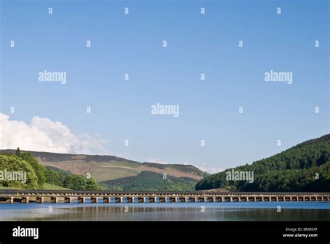 view ladybower derwent reservoir pipe line viaduct peak district ...