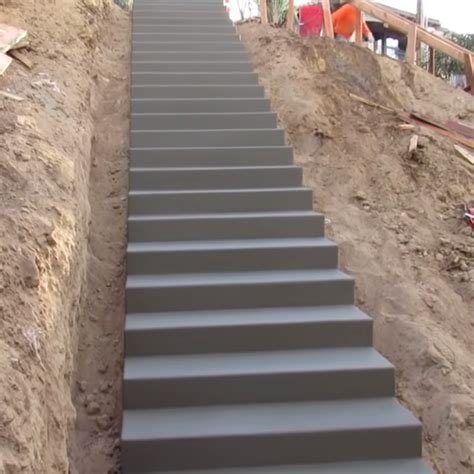 Watch Contractors Hypnotically Build a Perfect Concrete Stairway in ...