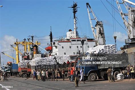 Somalia Loaded Truck Photos and Premium High Res Pictures - Getty Images