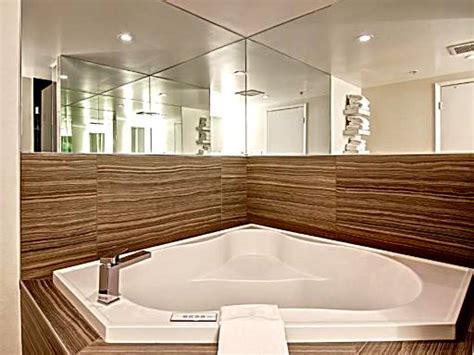 20 Hotel Rooms with Jacuzzi in Calgary - Anna's Guide 2022