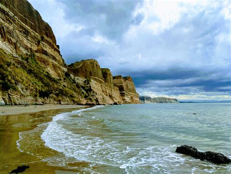 An amazing hike between the cliff and the ocean. Cape Kidnappers, Napier-Hastings, Hawkes Bay ...