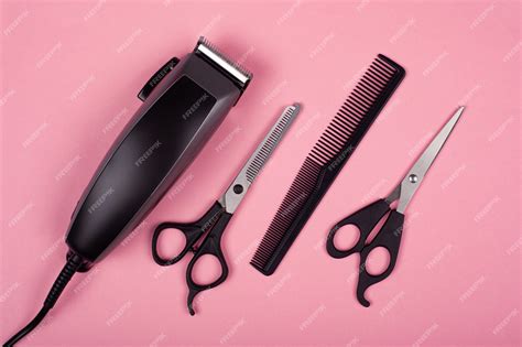 Outils De Coupe De Cheveux Sur Fond Rose, Tondeuse à Cheveux Et Ciseaux ...