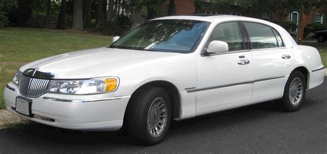 2002 Lincoln Town Car Cartier L - Sedan 4.6L V8 auto