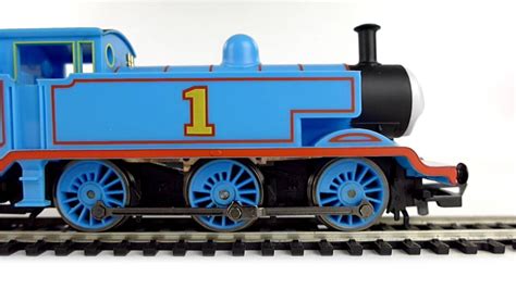 Hornby: Thomas & Friends™ - Thomas Passenger and Goods Train Set - YouTube