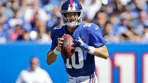 Eli Manning takes playful jab at ex-college football star Chris Simms ...