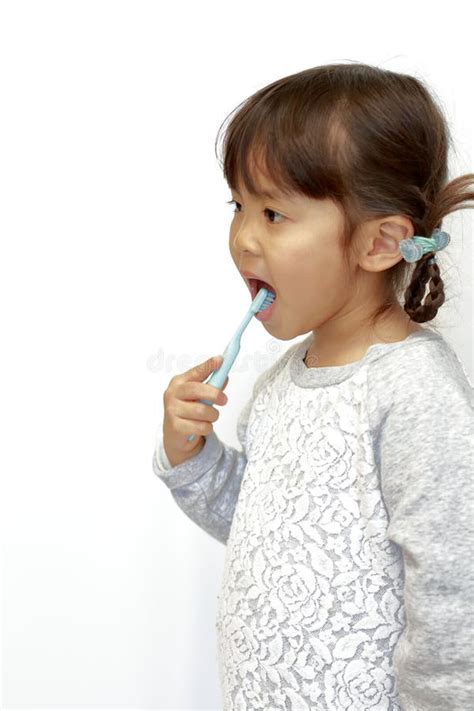 Japanese Girl Brushing Her Teeth Stock Image - Image of japanese, brushing: 142841289