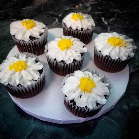 Daisy Flower Cupcakes - The Makery Cake Co