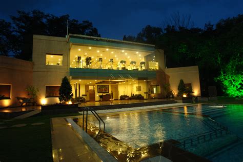 A swim at the swimming pool at The Lalit Ashok Bangalore is a must | Indien, Indisch, Hotels