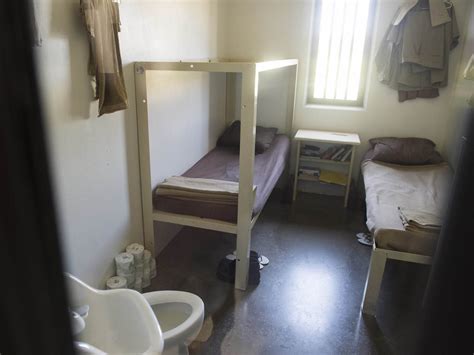 Prison cell photos show how prisoners live around the world - Business Insider