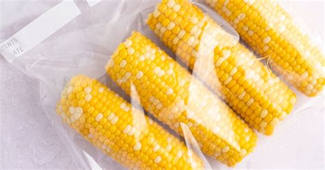 How to Freeze Corn on the Cob (Raw or Cooked) - Insanely Good