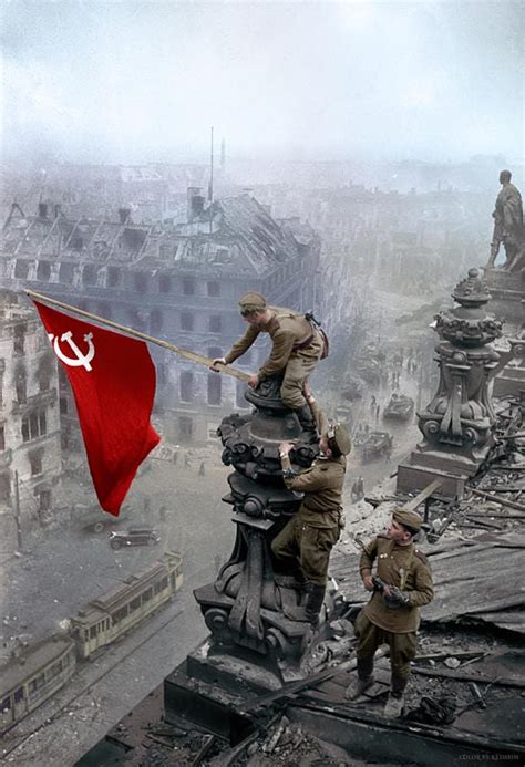 The Story Behind the Iconic Flag Over Reichstag Photo From World War II ...