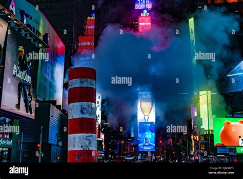 Night view of Times Square (New York Manhattan Stock Photo - Alamy