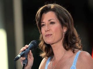 Amy Grant biography, birth date, birth place and pictures