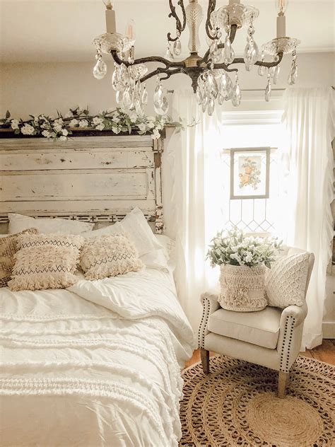 Antique Farmhouse Bedroom Ideas | www.cintronbeveragegroup.com