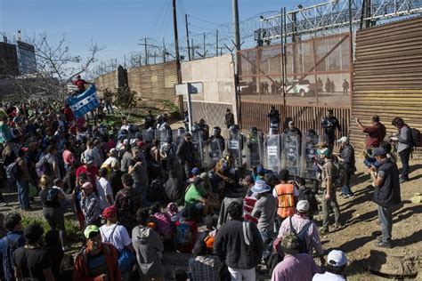 Mexico to up security at border after migrants try to cross - The Mainichi