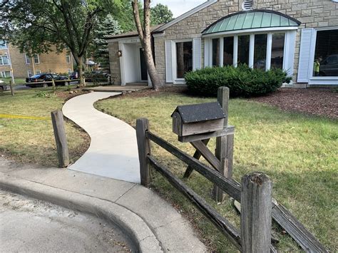 » Curved concrete Sidewalk