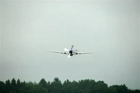 Small airplane landing Stock Photos, Royalty Free Small airplane landing Images | Depositphotos