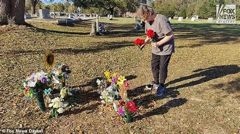 More than 100 people flock to Maggie and Paul Murdaugh's grave over the weekend | Daily Mail Online