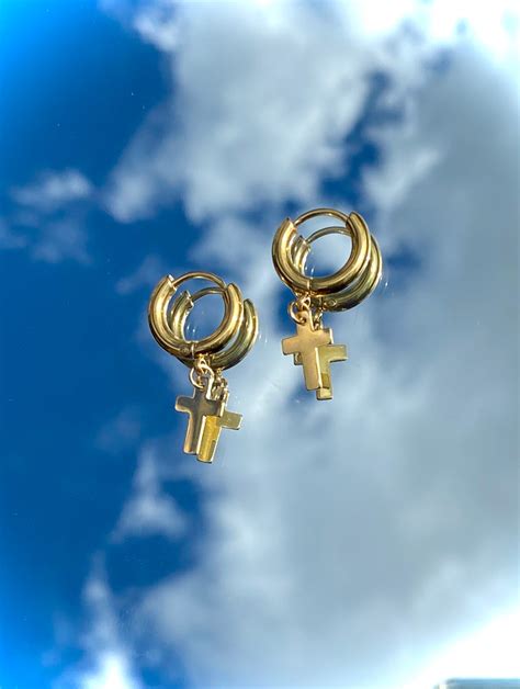 THE GOLD MINI CROSS EARRINGS – Cyberspace Shop