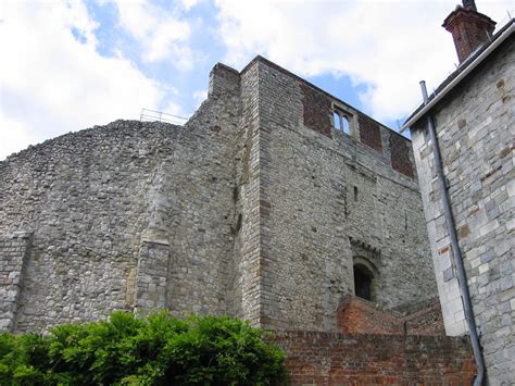 File:Farnham Castle keep, 2004.jpg - Citizendium