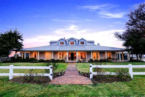 TJM Ranch - 305 Acres | farmandranch.com | Ranch style home, Farmhouse ...