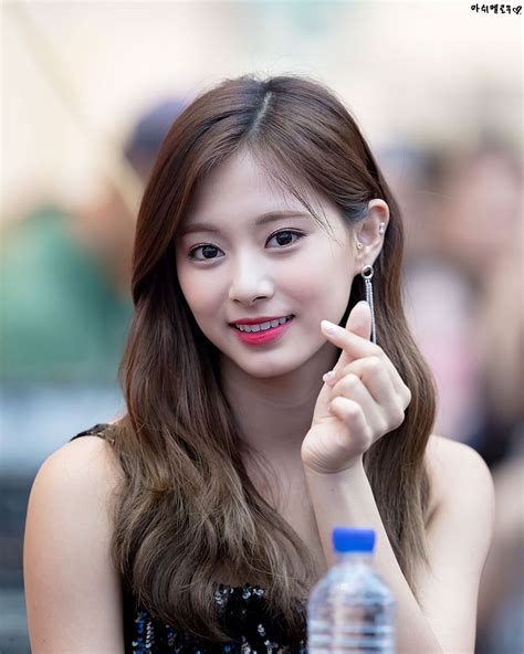 In Tzu’s HD pic can see her fans have sticker 「ONCE ️TWICE」 #TWICE #트와이스 #쯔위 #Tzuyu #子瑜 #🍭💗 ...