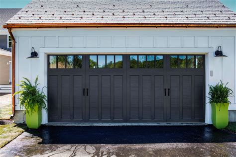 La couleur de la porte de garage identique à celle de la maison