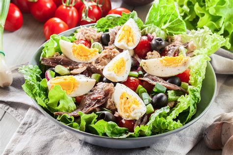 Salad Niçoise: the Traditional French Recipe